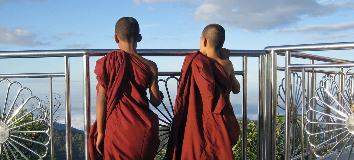 银行图片/markus kostner 缅甸孟邦佛教圣地金石塔上的两名年轻僧侣